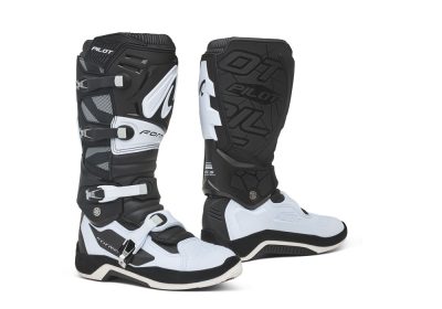 forma-pilot-boots-black-white